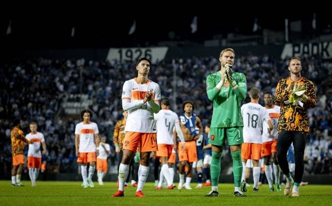 THESSALONIKI - Tijjani Reijnders of the Netherlands, goalkeeper Bart Verbruggen of the Netherlands (lr) react after the 2-2 draw during the UEFA Nations League match between Greece and the Netherlands at the Toumba Stadium on October 1, 2026, in Greece. KOEN VAN WEEL ANP xVIxANPxSportx xxANPxIVx 571180680 originalFilename: 571180680