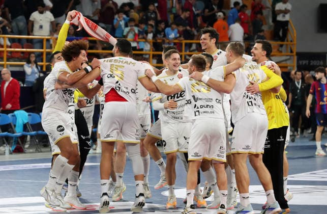 Handball - 2026 IHF Men s Handball Club World Championship, WM, Weltmeisterschaft in Egypt Players of Veszprem HC celebrate after winning the 2026 IHF Men s Handball Club World Championship final match between FC Barcelona, Barca and Veszprem HC, in the New Administrative Capital, Egypt, on October 01, 2026. New Administrative Capital EGYPT  Copyright: xMatrixxImages KhaledxElfiqix