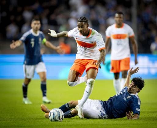 THESSALONIKI - Crysencio Summerville of the Netherlands, Thanasis Androutsos of Greece (lr) during the UEFA Nations League match between Greece and the Netherlands at Toumba Stadium on 1 October 2026 in Greece. KOEN VAN WEEL ANP xVIxANPxSportx xxANPxIVx 571186331 originalFilename: 571186331