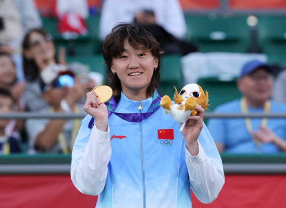 (261002) -- NAGOYA, Oct. 2, 2026 -- Gold medalist Wang Xiyu of China poses during the awarding ceremony for the women s singles of tennis at the 20th Asian Games Aichi-Nagoya 2026 in Nagoya, Japan, Oct. 2, 2026. ) (SP)JAPAN-NAGOYA-ASIAN GAMES-TENNIS-WOMEN S SINGLES-CEREMONY LixBo