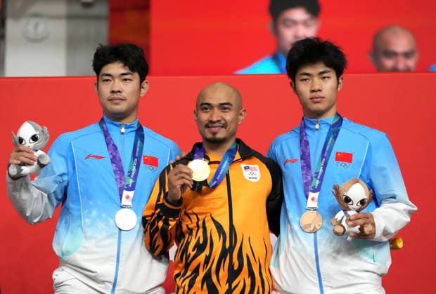 (261002) -- IZU, Oct. 2, 2026 -- Gold medalsit Mohd Azizulhasni Awang (C) of Malaysia, silver medalist Li Zhiwei (L) of China and bronze medalist Xie Han of China pose during the awarding ceremony for the men s Keirin of cycling track at the 20th Asian Games Aichi-Nagoya 2026 in Izu of Shizuoka Prefecture, Japan, Oct. 2, 2026. ) (SP)JAPAN-IZU-CYCLING TRACK-ASIAN GAMES-MEN S KEIRIN ZhouxMi 