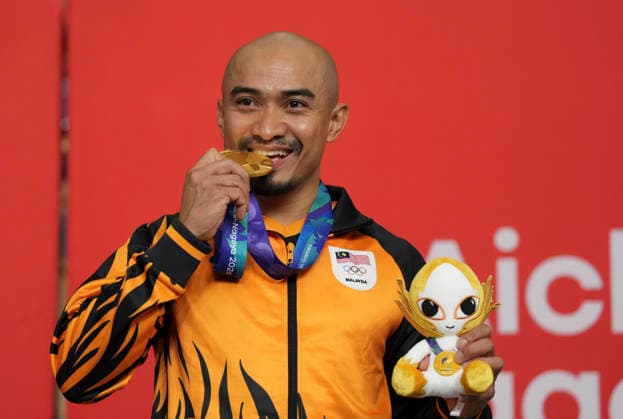 (261002) -- IZU, Oct. 2, 2026 -- Gold medalsit Mohd Azizulhasni Awang of Malaysia poses during the awarding ceremony for the men s Keirin of cycling track at the 20th Asian Games Aichi-Nagoya 2026 in Izu of Shizuoka Prefecture, Japan, Oct. 2, 2026. ) (SP)JAPAN-IZU-CYCLING TRACK-ASIAN GAMES-MEN S KEIRIN ZhouxMi