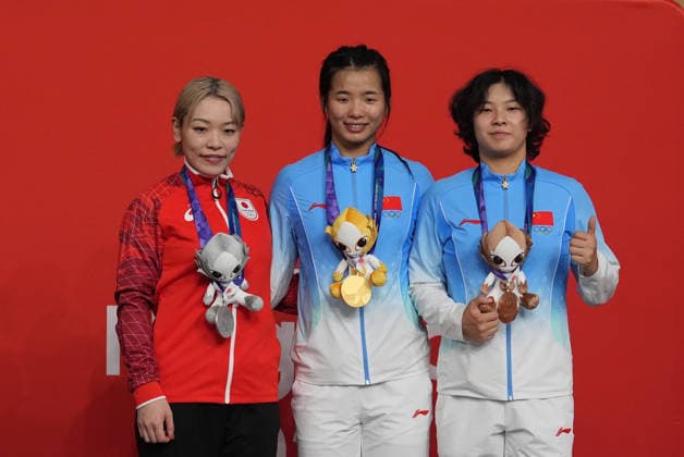 (261002) -- IZU, Oct. 2, 2026 -- Gold medalist Yuan Liying (C) of China, silver medalist Sato Mina (L) of Japan and bronze medalist Jiang Yulu of China pose during the awarding ceremony for the women s sprint of cycling track at the 20th Asian Games Aichi-Nagoya 2026 in Izu of Shizuoka Prefecture, Japan, Oct. 2, 2026. ) (SP)JAPAN-IZU-CYCLING TRACK-ASIAN GAMES-WOMEN S SPRINT CenxYunpeng