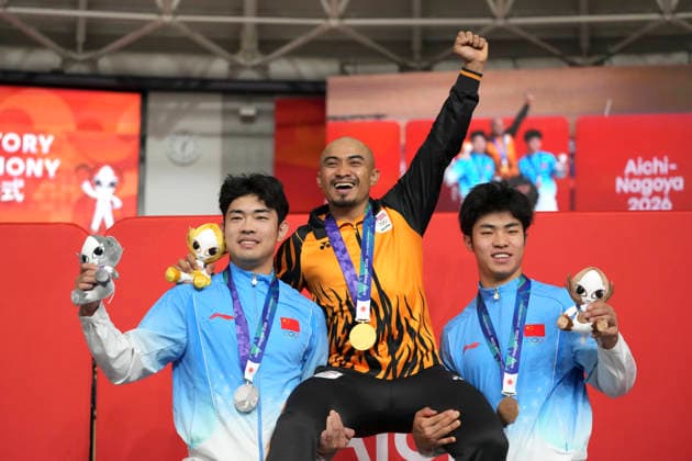 (261002) -- IZU, Oct. 2, 2026 -- Gold medalsit Mohd Azizulhasni Awang (C) of Malaysia, silver medalist Li Zhiwei (L) of China and bronze medalist Xie Han of China pose during the awarding ceremony for the men s Keirin of cycling track at the 20th Asian Games Aichi-Nagoya 2026 in Izu of Shizuoka Prefecture, Japan, Oct. 2, 2026. ) (SP)JAPAN-IZU-CYCLING TRACK-ASIAN GAMES-MEN S KEIRIN ZhouxMi