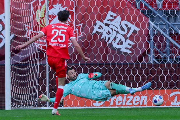 Lucas Vennegoor von Hesselink of FC Twente Enschede converted a penalty kick past goalkeeper Markus Kolke of Werder Bremen to make it 1–0 during the friendly match between FC Twente Enschede and Werder Bremen at De Grolsch Veste on October 2, 2026 in Enschede, Netherlands. Photo by Marco Steinbrenner, DeFodi Images. Lucas Vennegoor von Hesselink of FC Twente Enschede converted the penalty awarded for a foul on goalkeeper Markus Kolke of Werder Bremen to make it 1–0 during the friendly match between FC Twente Enschede and Werder Bremen at De Grolsch Veste on October 2, 2026, in Enschede, Netherlands. Photo by Marco Steinbrenner, DeFodi Images. Photo by Marco Steinbrenner, DeFodi Images