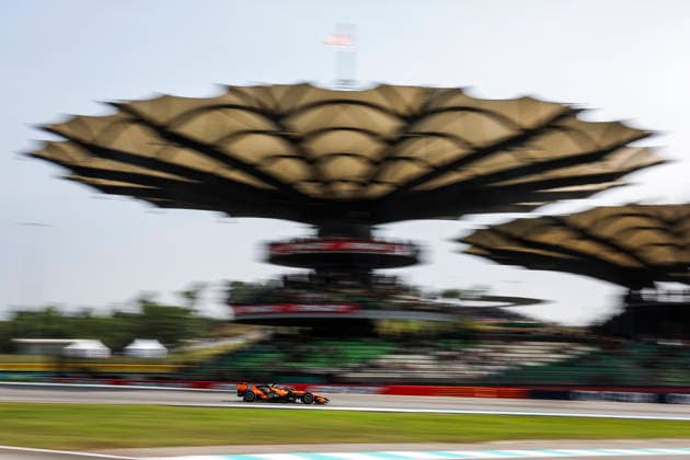 F1 - BAHRAIN GRAND PRIX IN MALAYSIA 2026 81 PIASTRI Oscar (aus), McLaren F1 Team MCL40, action during the 2026 Formula 1 Bahrain Grand Prix in Malaysia, 16th round of the 2026 Formula One World Championship, WM, Weltmeisterschaft from October 2 to 4, 2026 on the Sepang International Circuit, in Sepang, Malaysia - SepangMalaysia Copyright: xANTONINxVINCENTx