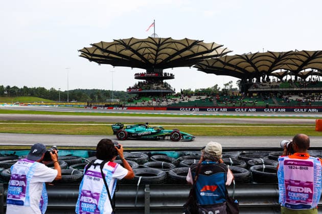F1 - BAHRAIN GRAND PRIX IN MALAYSIA 2026 18 STROLL Lance (can), Aston Martin F1 Team AMR26, action backstage, photographers during the 2026 Formula 1 Bahrain Grand Prix in Malaysia, 16th round of the 2026 Formula One World Championship, WM, Weltmeisterschaft from October 2 to 4, 2026 on the Sepang International Circuit, in Sepang, Malaysia - SepangMalaysia Copyright: xANTONINxVINCENTx
