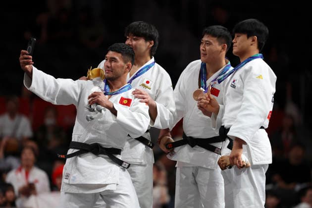 (261002) -- NAGOYA, Oct. 2, 2026 -- Gold medalist Okada Riku (2nd L) of Japan, silver medalist Erlan Sherov (1st L) of Kyrgyzstan, and bronze medalists Han Qi (2nd R) of China and Kim Jonghoon of South Korea pose for a selfie during the awarding ceremony for the men -90kg of Judo at the 20th Asian Games Aichi-Nagoya 2026 in Nagoya, Japan, Oct. 2, 2026. ) (SP)JAPAN-NAGOYA-ASIAN GAMES-JUDO-MEN -90KG YaoxQilin