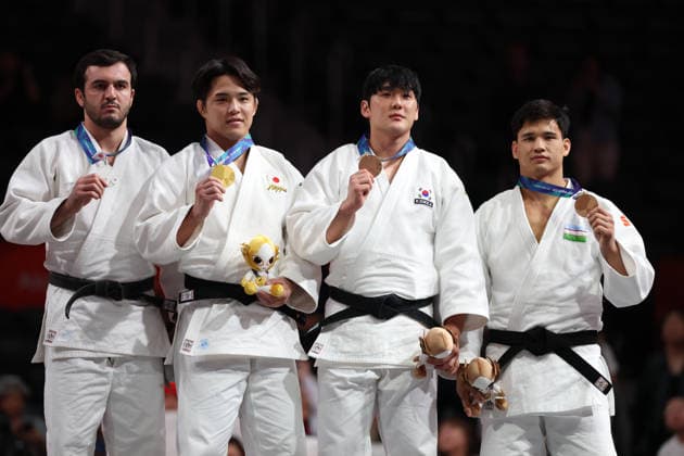 (261002) -- NAGOYA, Oct. 2, 2026 -- Gold medalist Masuchi Ryotaro (2nd L) of Japan, silver medalist Dzhakhongir Madzhidov (1st L) of Tajikistan, bronze medalists Han Juyeop (2nd R) of South Korea and Ernazar Sarsenbaev of Uzbekistan pose during the awarding ceremony for the Men s -100kg of Judo at the 20th Asian Games Aichi-Nagoya 2026 in Nagoya, Japan, Oct. 2, 2026. ) (SP)JAPAN-NAGOYA-ASIAN GAMES-JUDO-MEN-100KG YaoxQilin 