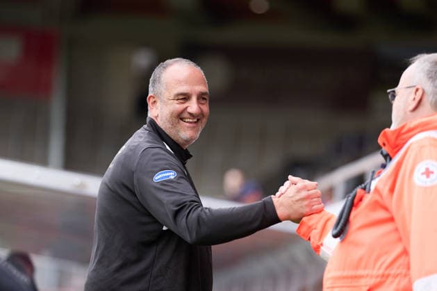 Frank Schmidt, head coach of 1 FC Heidenheim, greeted a paramedic at the GER match between 1 FC Heidenheim 1846 e.V. and FC Würzburger Kickers, soccer, men s friendly matches, 2026–2027 season, October 2, 2026, GER, 1 FC Heidenheim 1846 e.V. vs. FC Würzburg Kickers, soccer, men’s friendly matches, 2026–2027 season, October 2, 2026, Heidenheim an der Brenz Copyright: xEibner-Pressefoto GeraldxOelze-dexStoppanyx EP_ODS