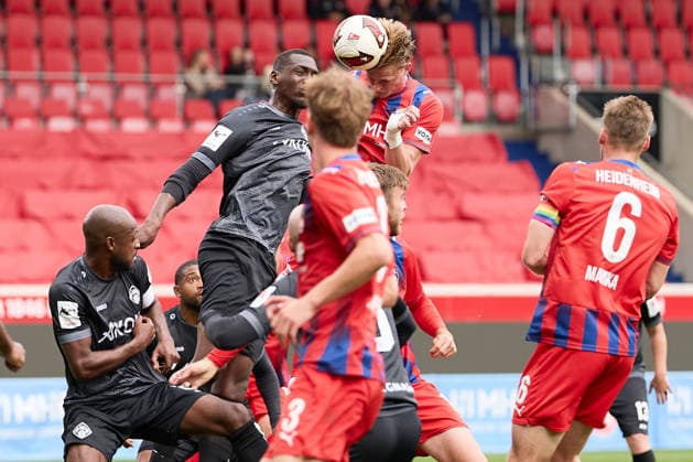 David Kinsombi, FC Wuerzburger Kickers, 08, header duel with Taris Bonga, FC Wuerzburger Kickers, 30, Mikkel Kaufmann, 1 FC Heidenheim, 29, Patrick Mainka, 1 FC Heidenheim, 06 GER, 1 FC Heidenheim 1846 e.V. vs. FC Würzburg Kickers, Soccer, Men’s Friendly Matches, 2026–2027 Season, October 2, 2026, GER, 1 FC Heidenheim 1846 e.V. vs. FC Würzburg Kickers, Soccer, Men’s Friendly Matches, 2026–2027 Season, October 2, 2026, Heidenheim an der Brenz Copyright: xEibner-Pressefoto GeraldxOelze-dexStoppanyx EP_ODS