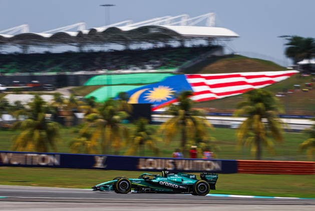 18 STROLL Lance, Aston Martin F1 Team AMR26, action from the 2026 Formula 1 Bahrain Grand Prix in Malaysia, 2026 Formula 1 Bahrain Grand Prix in Malaysia, 81 PIASTRI Oscar, McLaren F1 Team MCL40, action at the 2026 F1 Bahrain Grand Prix in Malaysia, Round 16 of the 2026 Formula One World Championship, October 2–4, 2026 at the Sepang International Circuit in Sepang, Malaysia. Photo by Antonin Vincent, DPPI Malaysia