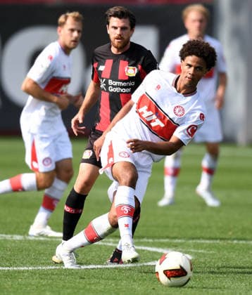 0210 2026, xophax, Soccer, Bundesliga 1, Bayer 04 Leverkusen vs. Fortuna Cologne (friendly match), Jonas Hofmann (Bayer 04 Leverkusen), in the foreground: Neo Telle (SC Fortuna Cologne), Leverkusen