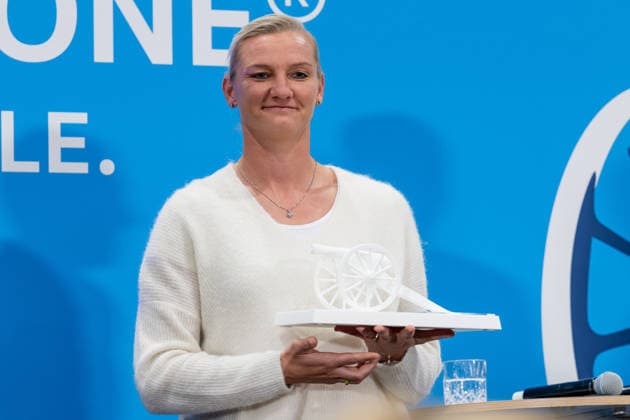 Alexandra Popp, soccer player and Olympic champion, holding one of the trophies at the awards ceremony honoring the top goal scorers in German amateur soccer at the Volkswagen VW Media Lounge, with the theme Top Scorer Award for Everyone (GER), Germany vs. Serbia, soccer, UEFA Nations League, League A group stage, Matchday 3, 2026–2027 season, October 1, 2026. DFL and DFB regulations prohibit any use of photographs as image sequences and or quasi-video. Photo: HMB Media, Heike Feiner Copyright: HMBxMedia HeikexFeiner