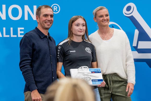 Philipp Lahm, soccer player and 2014 World Cup champion, and Alexandra Popp, soccer player and Olympic champion with Julie Mews of Eintracht Spandau, 66 goals in League 6 at the ceremony honoring the top goal scorers in German amateur soccer at the Volkswagen VW Media Lounge, themed Top Scorer Award for Everyone, GER, Germany vs. Serbia, soccer, UEFA Nations League, League A group stage, Matchday 3, 2026–2027 season, October 1, 2026. DFL and DFB regulations prohibit any use of photographs as image sequences and or quasi-video. Photo: HMB Media, Heike Feiner Copyright: HMBxMedia HeikexFeiner