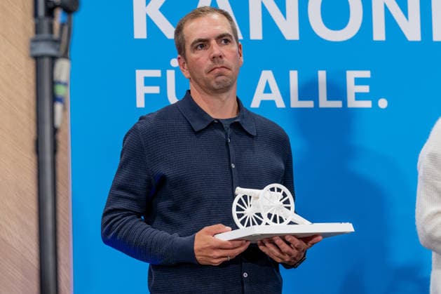Philipp Lahm, soccer player and 2014 World Cup champion, holding a trophy at the awards ceremony honoring the top goal scorers in German amateur soccer at the Volkswagen VW Media Lounge, themed Top Scorer Award for Everyone (GER), Germany vs. Serbia, soccer, UEFA Nations League, League A group stage, Matchday 3, 2026–2027 season, October 1, 2026. DFL and DFB regulations prohibit any use of photographs as image sequences and or quasi-video. Photo: HMB Media, Heike Feiner Copyright: HMBxMedia HeikexFeiner