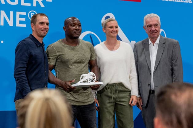 Philipp Lahm, soccer player and 2014 World Cup champion, and Alexandra Popp, soccer player and Olympic champion, with Abdou Nassirou Ouro Akpo of Post SV Oberhausen, 86 goals in League 9 at the ceremony honoring the top goal scorers in German amateur soccer at the Volkswagen VW Media Lounge, themed Top Scorer Award for Everyone, GER, Germany vs. Serbia, soccer, UEFA Nations League, League A group stage, Matchday 3, 2026–2027 season, October 1, 2026. DFL and DFB regulations prohibit any use of photographs as image sequences and or quasi-video. Photo: HMB Media, Heike Feiner Copyright: HMBxMedia HeikexFeiner