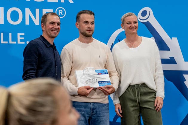 Philipp Lahm, soccer player and 2014 World Cup champion, and Alexandra Popp, soccer player and Olympic champion, with Tim Christopher Pohle from Delay Sports III, 136 goals in League 11 at the ceremony honoring the top goal scorers in German amateur soccer at the Volkswagen VW Media Lounge, themed Top Scorer Award for Everyone, GER, Germany vs. Serbia, soccer, UEFA Nations League, League A group stage, Matchday 3, 2026–2027 season, October 1, 2026. DFL and DFB regulations prohibit any use of photographs as image sequences and or quasi-video. Photo: HMB Media, Heike Feiner Copyright: HMBxMedia HeikexFeiner