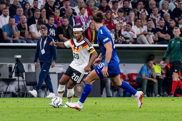 Serge Gnabry (Germany), 20, vs. Srdan Babic (Serbia), 15, GER, Germany vs. Serbia, Soccer, UEFA Nations League, League A, Matchday 3, 2026–2027 season, October 1, 2026 DFL DFB REGULATIONS PROHIBIT ANY USE OF PHOTOGRAPHS AS IMAGE SEQUENCES AND OR QUASI-VIDEO Photo: HMB Media, Heike Feiner Copyright: HMBxMedia HeikexFeiner
