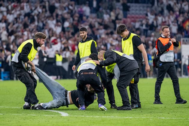 Security personnel apprehend a streaker on the field after the end of the GER vs. Serbia soccer match, UEFA Nations League, League A group stage, Matchday 3, 2026–2027 season, October 1, 2026 DFL DFB REGULATIONS PROHIBIT ANY USE OF PHOTOGRAPHS as IMAGE SEQUENCES and or QUASI-VIDEO Photo: HMB Media, Heike Feiner Copyright: HMBxMedia HeikexFeiner