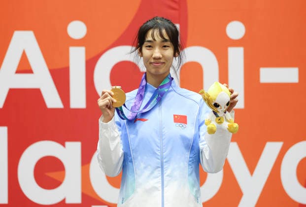 (261002) -- TOYOHASHI, Oct. 2, 2026 -- Gold medalist China s Ma Jingyue poses during the awarding ceremony for the women -49kg of taekwondo at the 20th Asian Games Aichi-Nagoya 2026 in Toyohashi of Aichi Prefecture, Japan, Oct. 2, 2026. ) (SP)JAPAN-TOYOHASHI-ASIAN GAMES-TAEKWONDO-WOMEN -49KG WangxFei 