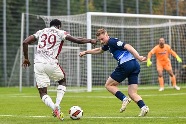 October 2, 2026, GER, Soccer, Men s, FSP, FC Augsburg vs. Hertha BSC Berlin Uchenna 0gundu FC Augsburg, 39, Julian Eitschberger Hertha BSC, 2 Augsburg Paul Renz Academy Bavaria Germany Copyright: xNordphotox xHafnerx