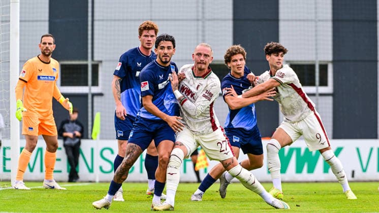 October 2, 2026, GER, Soccer, Men s, FSP, FC Augsburg vs. Hertha BSC Berlin: Kevin Sessa (Hertha BSC, 8) and Marius Wolf (FC Augsburg, 27) battle for the ball before a corner kick in Augsburg. Paul Renz Academy, Bavaria, Germany Copyright: xNordphotox xHafnerx