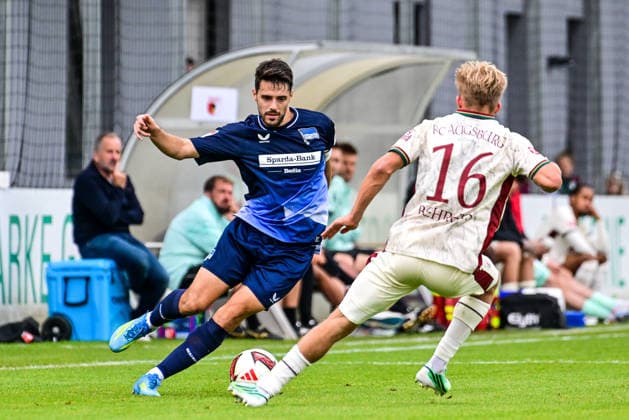 October 2, 2026, GER, Soccer, Men s, FSP, FC Augsburg vs. Hertha BSC Berlin: Josip Brekalo (Hertha BSC), 7; Hennes Behrens (FC Augsburg), 16; in the background, Manuel Baum (FC Augsburg); Augsburg; Paul Renz; Bayern Academy; Germany Copyright: xNordphotox xHafnerx
