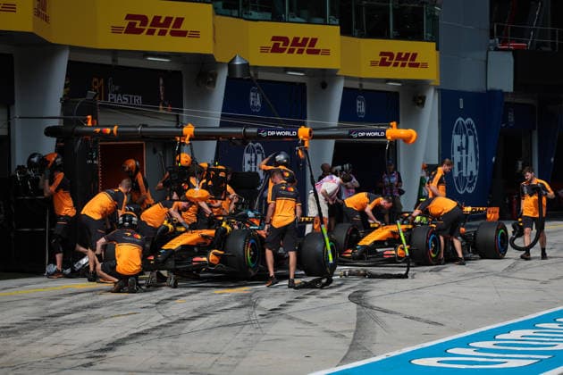 F1 - BAHRAIN GRAND PRIX IN MALAYSIA 2026 81 PIASTRI Oscar (aus), McLaren F1 Team MCL40, action and 01 NORRIS Lando (gbr), McLaren F1 Team MCL40, action during the 2026 Formula 1 Bahrain Grand Prix in Malaysia, 16th round of the 2026 Formula One World Championship, WM, Weltmeisterschaft from October 2 to 4, 2026 on the Sepang International Circuit, in Sepang, Malaysia - SepangMalaysia  Copyright: xEricxAlonsox
