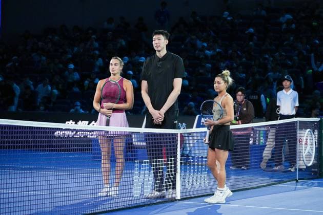 (261002) -- BEIJING, Oct. 2, 2026 -- Aryna Sabalenka (L) of Belarus and Renata Zarazua (R) of Mexico pose with coin toss guest Zhou Qi (C), Chinese basketball player, before the women s singles second round match at 2026 China Open tennis tournament in Beijing, China, Oct. 2, 2026. ) (SP)CHINA-BEIJING-TENNIS-CHINA OPEN-WOMEN S SINGLES(CN) JuxHuanzong 