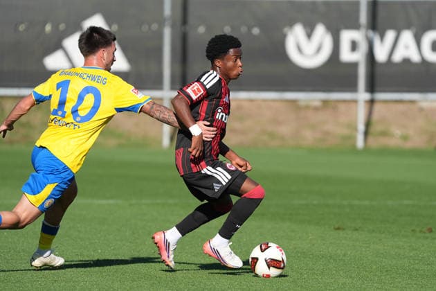 Lawrence Setordije (Eintracht Frankfurt) defeats Samuele Di Benedetto (Eintracht Braunschweig) October 2, 2026 Bundesliga, Season 26–27 Eintracht Frankfurt vs. Eintracht Braunschweig, Deutsche Bank Park, Training Field, Friendly Match
