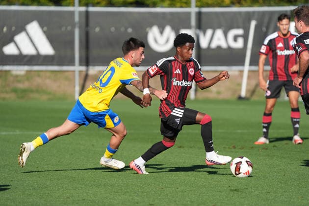Lawrence Setordije (Eintracht Frankfurt) defeats Samuele Di Benedetto (Eintracht Braunschweig) October 2, 2026 Bundesliga, Season 26–27 Eintracht Frankfurt vs. Eintracht Braunschweig, Deutsche Bank Park, Training Field, Friendly Match