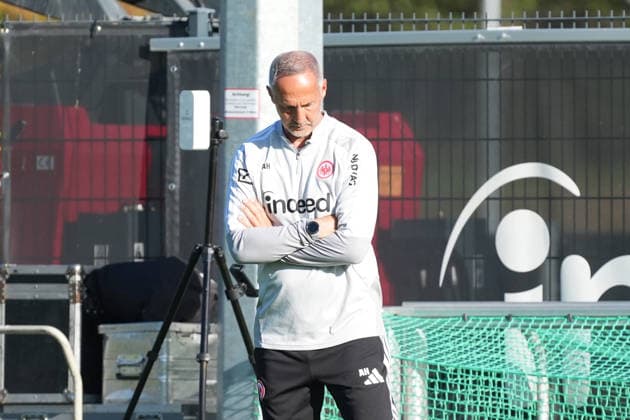 Coach Adi Hütter of Eintracht Frankfurt is dissatisfied 10 02 2026 Bundesliga, 2026–27 season Eintracht Frankfurt vs. Eintracht Braunschweig, Deutsche Bank Park, training field, friendly match
