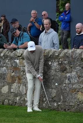 David MacLean plays a shot off the wall near the 17th green Alfred Dunhill Links Championship, Round 2, Old Course, St Andrews, UK, Scotland - 02 Oct 2026 United Kingdom  Copyright: xStuartxWallace Shutterstockx 17182229d