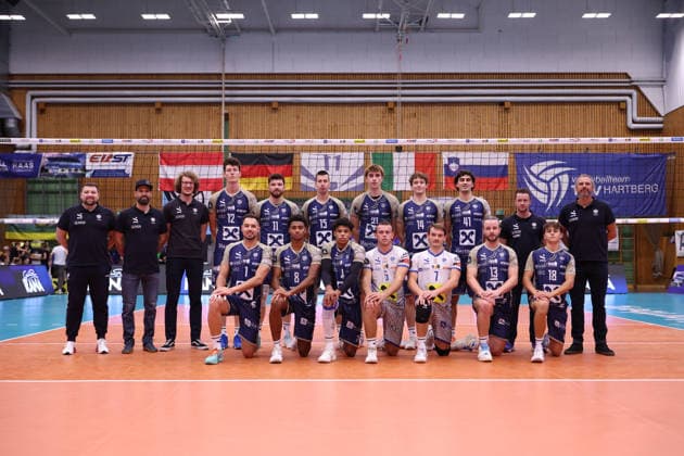 VOLLEYBALL - Coppa Pallavolo Senza Confini HARTBERG,AUSTRIA,02.OCT.26 - VOLLEYBALL - Coppa Pallavolo Senza Confini, TSV Hartberg vs ACH Volley Ljubljana. Image shows team photo Hartberg.  GEPAxpictures xChrisxBauer