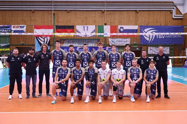 VOLLEYBALL - Coppa Pallavolo Senza Confini HARTBERG,AUSTRIA,02.OCT.26 - VOLLEYBALL - Coppa Pallavolo Senza Confini, TSV Hartberg vs ACH Volley Ljubljana. Image shows team photo Hartberg.  GEPAxpictures xChrisxBauer