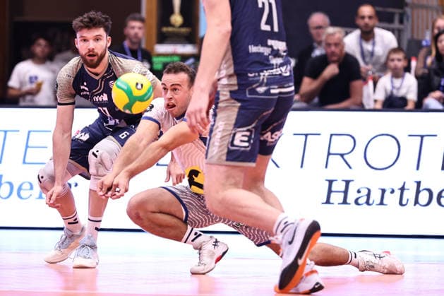 VOLLEYBALL - Coppa Pallavolo Senza Confini HARTBERG,AUSTRIA,02.OCT.26 - VOLLEYBALL - Coppa Pallavolo Senza Confini, TSV Hartberg vs ACH Volley Ljubljana. Image shows Clemens Ecker and Matthias Glatz (Hartberg).  GEPAxpictures xChrisxBauer