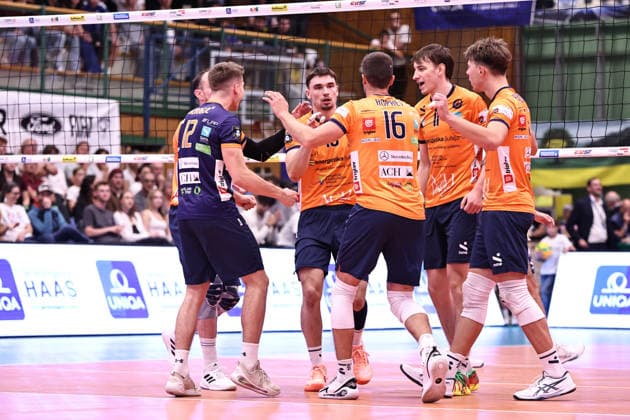 VOLLEYBALL - Coppa Pallavolo Senza Confini HARTBERG,AUSTRIA,02.OCT.26 - VOLLEYBALL - Coppa Pallavolo Senza Confini, TSV Hartberg vs ACH Volley Ljubljana. Image shows the rejoicing of Ljubljana.  GEPAxpictures xChrisxBauer