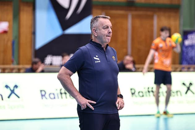VOLLEYBALL - Coppa Pallavolo Senza Confini HARTBERG,AUSTRIA,02.OCT.26 - VOLLEYBALL - Coppa Pallavolo Senza Confini, TSV Hartberg vs ACH Volley Ljubljana. Image shows head coach Igor Kolakovic (Ljubljana).  GEPAxpictures xChrisxBauer