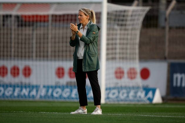 Soccer I Women s I 2026–2027 Season I Bundesliga I Bayer 04 Leverkusen vs. Werder Bremen I October 2, 2026 Friederike Kromp, Coach, Werder Bremen Cheers on her team during warm-ups while clapping her hands Leverkusen Ulrich Haberland Stadium North Rhine-Westphalia Germany Copyright: xLobeca CedricxSiefkerx