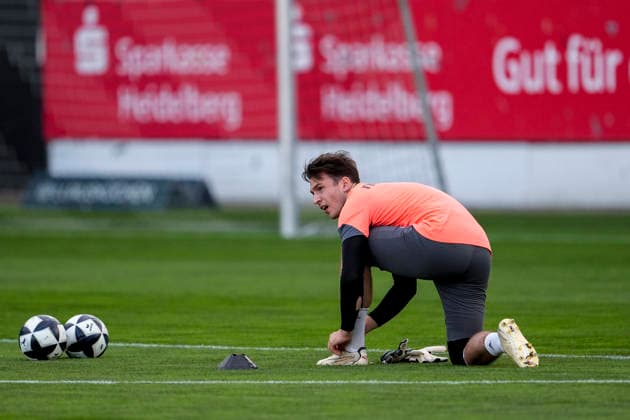 Lukas Schneller, goalkeeper, SVS, 31, lacing up his cleats; cutout, full-body, single frame, single photo, action, 02 10 2026, Sandhausen, Germany; soccer, Regionalliga Südwest, SV Sandhausen vs. 1. FC Kaiserslautern II xozx