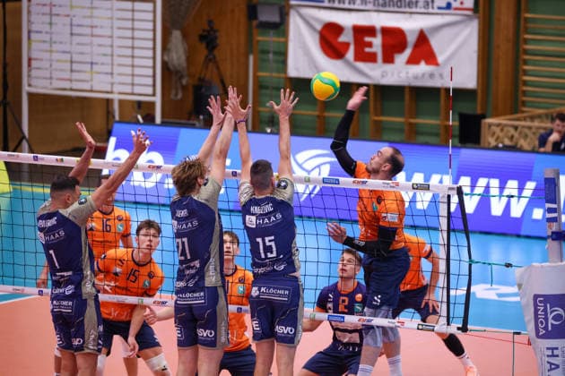VOLLEYBALL - Coppa Pallavolo Senza Confini HARTBERG,AUSTRIA,02.OCT.26 - VOLLEYBALL - Coppa Pallavolo Senza Confini, TSV Hartberg vs ACH Volley Ljubljana. Image shows Eldin Demirovic, Richard Hensel, Dorde Knezevic (Hartberg) and Tine Urnaut (Ljubljana).  GEPAxpictures xChrisxBauer
