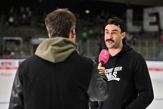 Penny DEL: Augsburger Panther vs. Grizzlys Wolfsburg, October 2, 2026, AUGSBURG, GERMANY OCTOBER 2. Pictured: Trevor PARKES of the Augsburger Panther 84 being interviewed by Magenta Sport before the Penny DEL match between the Augsburger Panther and the Grizzlys Wolfsburg on Matchday 5 at Curt Frenzel Stadium Copyright: xBEAUTIFULxSPORTS Goldbergx