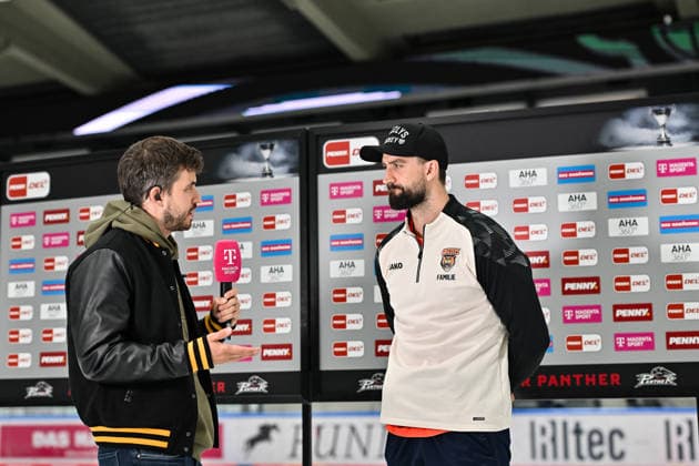 Penny DEL Augsburg Panthers vs. Grizzlys Wolfsburg, October 2, 2026, AUGSBURG, GERMANY OCTOBER 2 Julian MELCHIORI of the Grizzlys Wolfsburg, No. 44, during an interview with Magenta Sport before the Penny DEL match between the Augsburger Panther and the Grizzlys Wolfsburg on Matchday 5 at Curt Frenzel Stadium Copyright: xBEAUTIFULxSPORTS Goldbergx