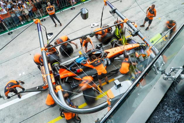FORMULA 1 BAHRAIN GRAND PRIX IN MALAYSIA 2026 McLaren practice pit stop during the Formula 1 Gulf Air Bahrain Grand Prix in Malaysia 2026, Round 16 of the 2026 Formula 1 World Championship, WM, Weltmeisterschaft from 2nd - 4th October 2026 at Sepang International Circuit, Sepang, Malaysia. Credit: Robbie Hoad Every Second Media Editorial use only. All images are copyright Every Second Media Limited. No images may be reproduced without prior permission. Copyright: xIMAGO EveryxSecondxMediax ESM-2195-0262 RobbiexHoadx xEveryxSecondxMediax