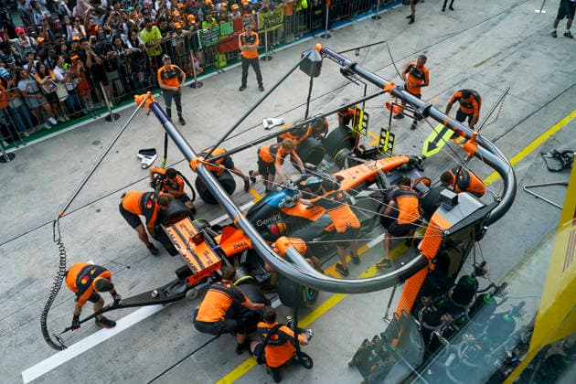 FORMULA 1 BAHRAIN GRAND PRIX IN MALAYSIA 2026 McLaren practice pit stop during the Formula 1 Gulf Air Bahrain Grand Prix in Malaysia 2026, Round 16 of the 2026 Formula 1 World Championship, WM, Weltmeisterschaft from 2nd - 4th October 2026 at Sepang International Circuit, Sepang, Malaysia. Credit: Robbie Hoad Every Second Media Editorial use only. All images are copyright Every Second Media Limited. No images may be reproduced without prior permission. Copyright: xIMAGO EveryxSecondxMediax ESM-2195-0263 RobbiexHoadx xEveryxSecondxMediax