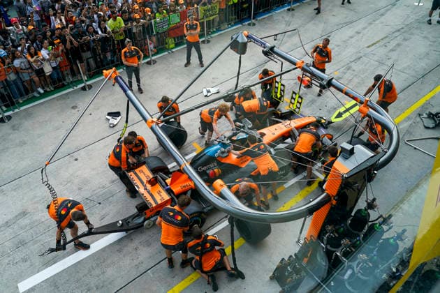 FORMULA 1 BAHRAIN GRAND PRIX IN MALAYSIA 2026 McLaren practice pit stop during the Formula 1 Gulf Air Bahrain Grand Prix in Malaysia 2026, Round 16 of the 2026 Formula 1 World Championship, WM, Weltmeisterschaft from 2nd - 4th October 2026 at Sepang International Circuit, Sepang, Malaysia. Credit: Robbie Hoad Every Second Media Editorial use only. All images are copyright Every Second Media Limited. No images may be reproduced without prior permission. Copyright: xIMAGO EveryxSecondxMediax ESM-2195-0265 RobbiexHoadx xEveryxSecondxMediax