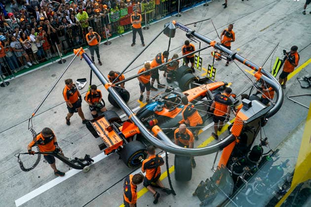 FORMULA 1 BAHRAIN GRAND PRIX IN MALAYSIA 2026 McLaren practice pit stop during the Formula 1 Gulf Air Bahrain Grand Prix in Malaysia 2026, Round 16 of the 2026 Formula 1 World Championship, WM, Weltmeisterschaft from 2nd - 4th October 2026 at Sepang International Circuit, Sepang, Malaysia. Credit: Robbie Hoad Every Second Media Editorial use only. All images are copyright Every Second Media Limited. No images may be reproduced without prior permission. Copyright: xIMAGO EveryxSecondxMediax ESM-2195-0266 RobbiexHoadx xEveryxSecondxMediax