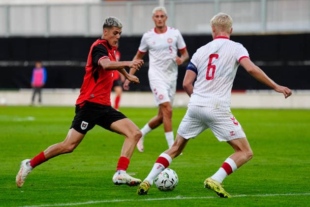 SOCCER - UEFA U21, U 21 EURO quali, AUT vs DEN VIENNA,AUSTRIA,02.OCT.26 - SOCCER - UEFA European Under-21 Championship 2027, qualifiers, OEFB Under-21 international match, Länderspiel, Nationalmannschaft Austria vs Denmark. Image shows Vasilije Markovic (AUT) and Oscar Hojlund (DEN).  GEPAxpictures xKevinxKada