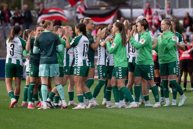 The Bremen team takes a pre-game pep talk before kickoff, Bayer 04 Leverkusen Women vs. SV Werder Bremen Women, Soccer, Google Pixel Women s Bundesliga, Matchday 6, 2026–2027, October 2, 2026 DFB regulations prohibit any use of photographs as image sequences and or quasi-video Leverkusen, North Rhine-Westphalia, Germany Copyright: xkolbert-press MarkusxVerwimpx